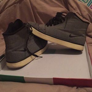 Wmns size 8 NIKE BALSA MID